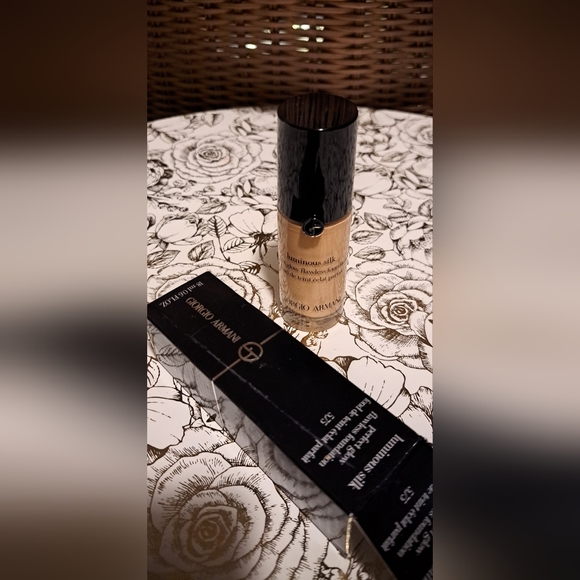 Giorgio Armani Luminous Silk Foundation - Beige - Picture 1 of 9